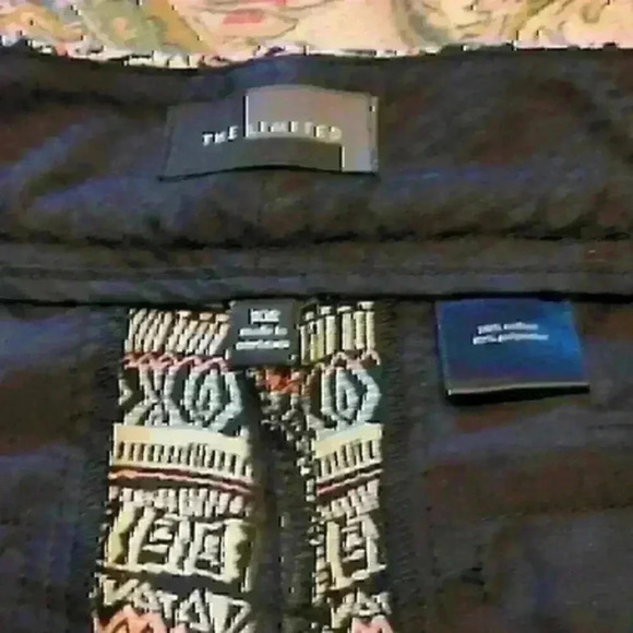 Limited Textured Print Shorts - Picture 3 of 3